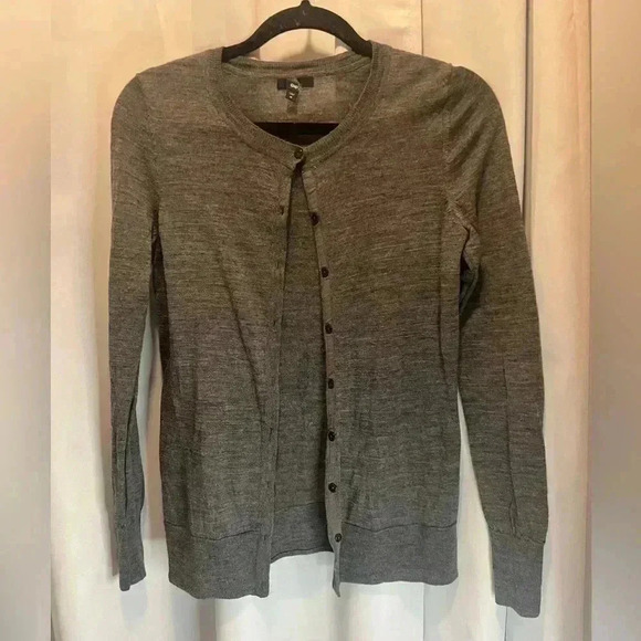 Gap Cardigan Womens Medium Gray 100% Merino Wool Sweater Medium - Picture 2 of 5